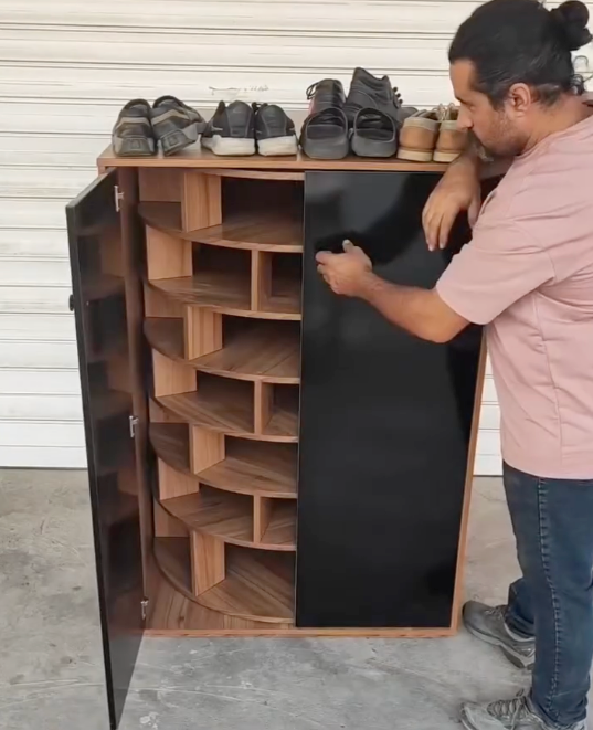 Large capacity rotating shoe rack